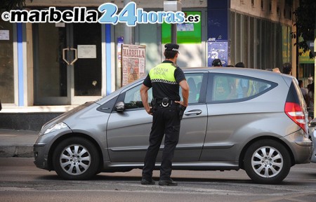 La Policía Local usará pistolas táser para controlar el confinamiento en Marbella