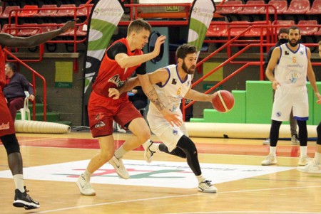 El CB Marbella sufre (76-62) ante Alega Cantabria su segunda derrota seguida