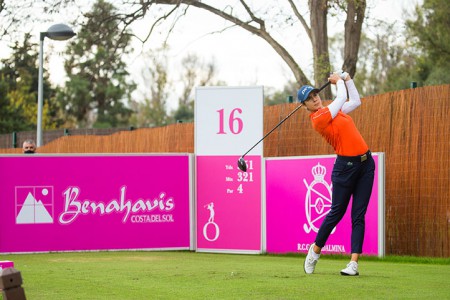 Azahara Muñoz busca sus palos de golf para jugar el US Open