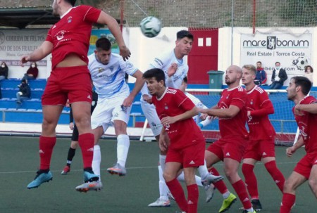 El Atlético Marbella logra en Torrox su primer triunfo a domicilio (0-2)