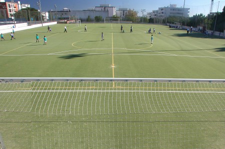 El Consistorio se compromete a cambiar el césped de dos campos de fútbol