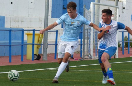 El Atlético Marbella gana pero no podrá jugar por el ascenso de categoría