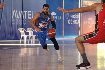 El CB Marbella abre la temporada con un sufrido triunfo (76-71) ante Navarra