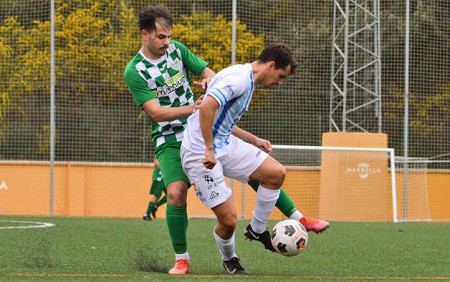 El Atlético Marbella salva un punto con 10 jugadores ante Benagalbón (1-1)