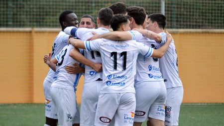 El Atlético Marbella vuelve a mirar hacia el ascenso tras golear al Nerja (6-2)