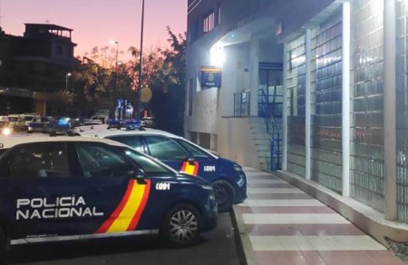 Detenida en Marbella por intentar estrangular a su compañera de piso