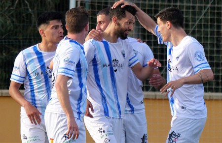 El Atlético Marbella golea al Athletic Coín con un póker de Ángel Ruiz (5-2)