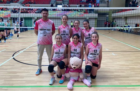 Buena imagen de los equipos alevines del Costa del Voley en el CADEBA