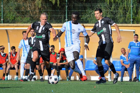 El Atlético Marbella despide la temporada con derrota ante el líder (2-3)