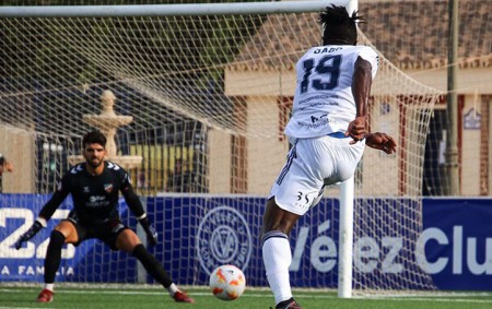 Un Marbella desconocido cae goleado en su visita al Torre del Mar (3-0)