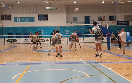 El Costa del Voley se ve sorprendido en casa por Voleibol Almendralejo