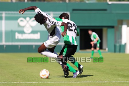 Buena imagen del Marbella pese a caer (2-0) en campo del líder Betis