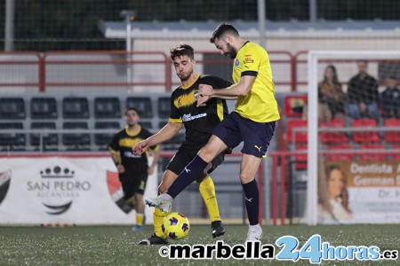 El FC Marbellí sigue intratable y vence en inferioridad al Nerja (2-0)