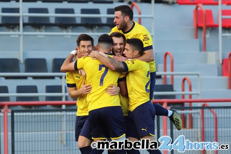 El FC Marbellí asalta al liderato del grupo tras imponerse al Vélez B (2-0)