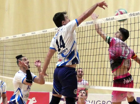 El Costa del Voley encaja en Benidorm su cuarta derrota consecutiva