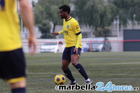 El FC Marbellí asalta el fortín del Atlético Benamiel (1-2) y acaricia el ascenso