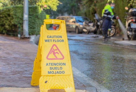 Marbella prohíbe el baldeo de las calles y el llenado de piscinas privadas