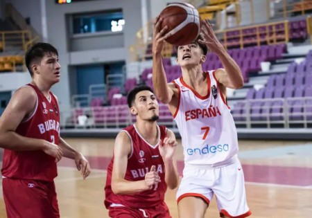 La España de Dani Carrasco pasa por encima de Bulgaria en octavos (104-58)