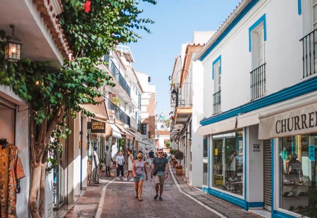 El turismo sigue a la baja en septiembre en Marbella: caen visitantes y estancias