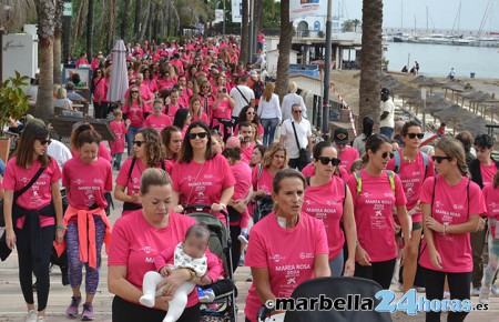 La Marea Rosa llena de solidaridad el paseo marítimo de Marbella